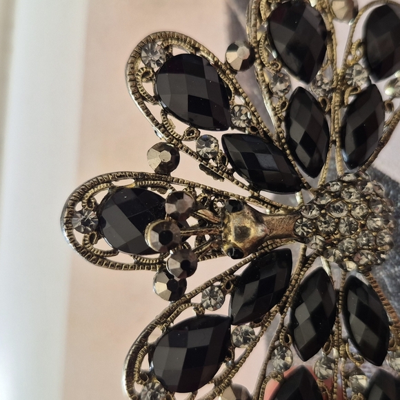 Elegant Black and Gold Peacock Brooch - Picture 3 of 8